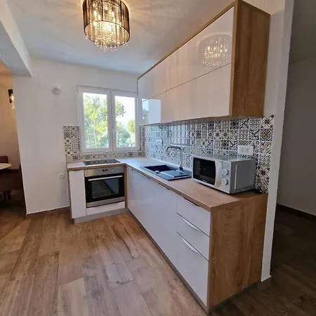 Konukevi Complex In Okrug Donji 3*