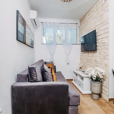 Konukevi Complex In Okrug Donji 3*