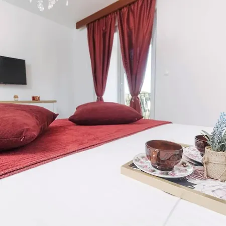 Konukevi Complex In Okrug Donji 3*