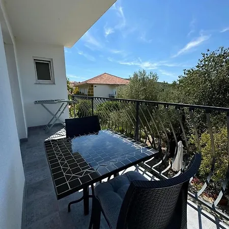 Konukevi Complex In Okrug Donji 3*